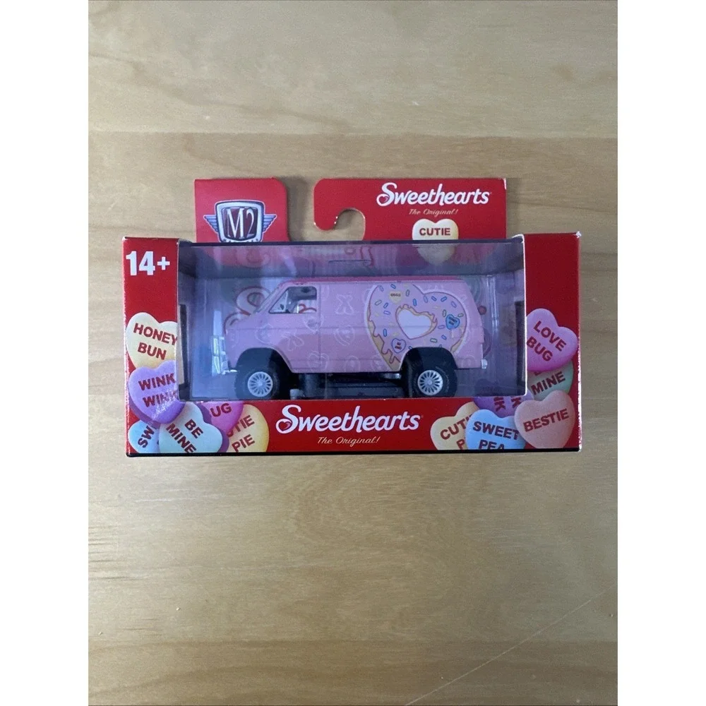 M2 Machines Sweethearts Chevrolet Van G10 1:64 CHASE